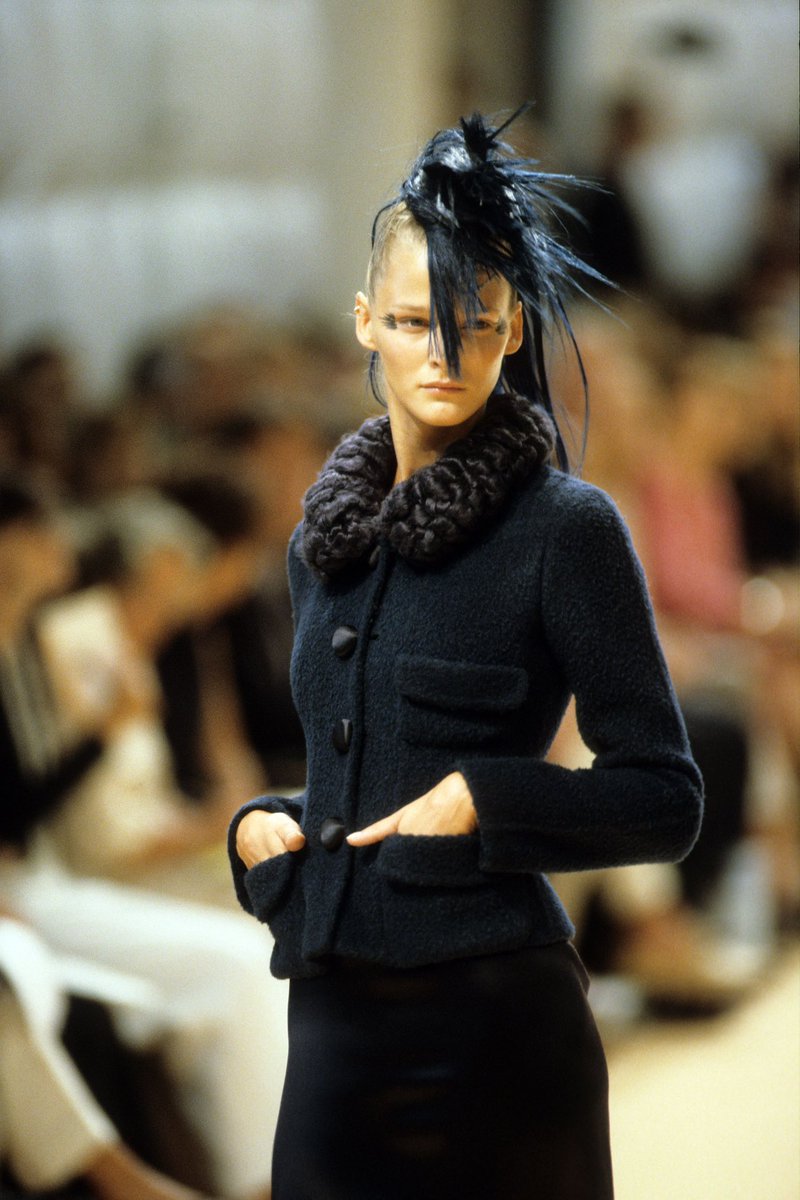 barnhillls's tweet photo. chanel fall 1999 couture https://t.co/JeUimKRI4S