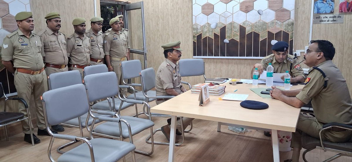sonbhadrapolice's tweet photo. #ASP_HQ श्री अनिल कुमार द्वारा थाना पिपरी में विवेचकों के साथ बैठक कर विवेचनाओं, निरोधात्मक कार्यवाहियों एवं बीट पुलिसिंग की समीक्षा की गई
@Uppolice
@dgpup
@digmirzapur
@adgzonevaranasi https://t.co/8GkuYX4ZQw