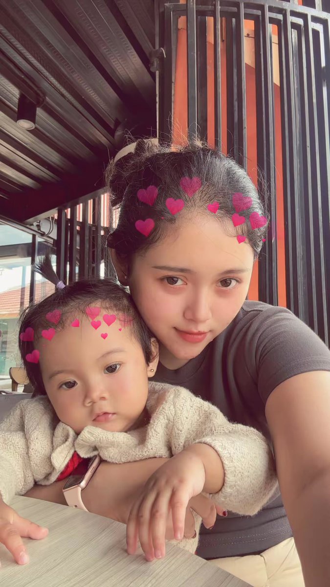 Intannurmls's tweet photo. Sembilan bulan aku menahan segalanya, mual muntah dll. dan setelah kamu lahir aku menahan lelahku setiap hari. Bukan karna aku hebat tapi karna aku seorang ibu🥹 https://t.co/1l3gXfNR4U