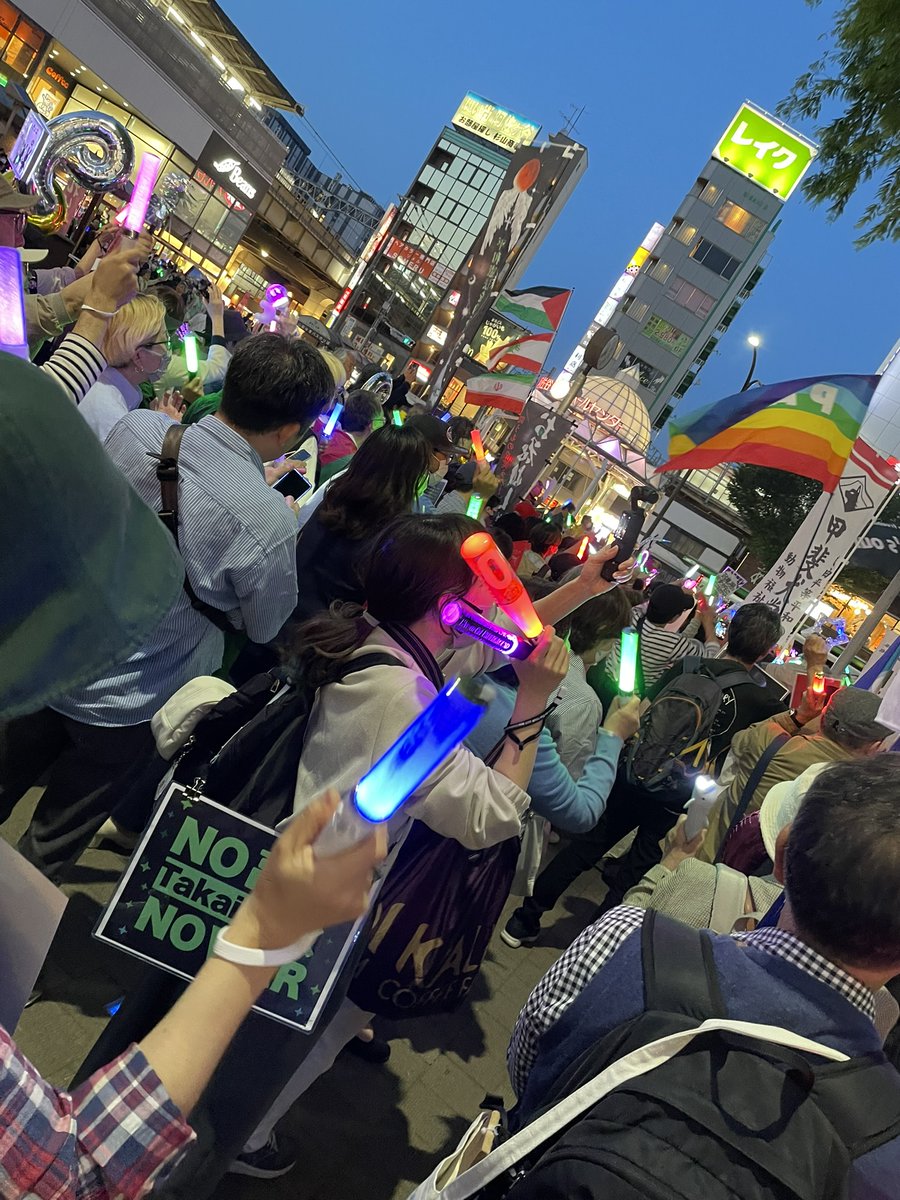 itou_yu's tweet photo. 阿佐ヶ谷1500人もいたんかワイワイしてて楽しかった「いっしょに生きよう」って口に出して言えるのとてもいい
あと梅田の話聞いていいなあと思って電車に手を振ったら車内の人影がたくさん振り返した https://t.co/VIyhaL6vVT