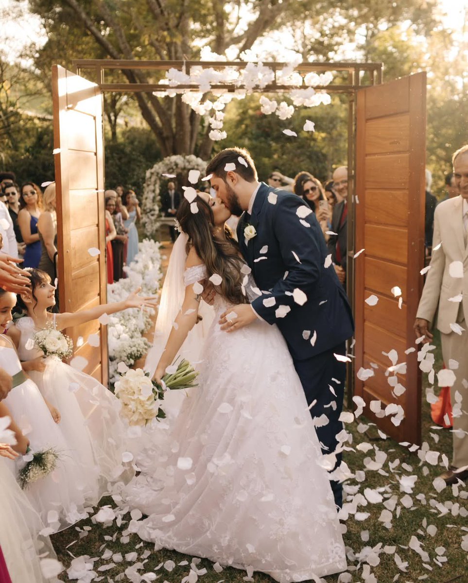 mizuleiso's tweet photo. minha fotógrafa postou um preview das fotos do meu casamento no perfil dela e eu estou EM CRISE https://t.co/6biZz9eHCi