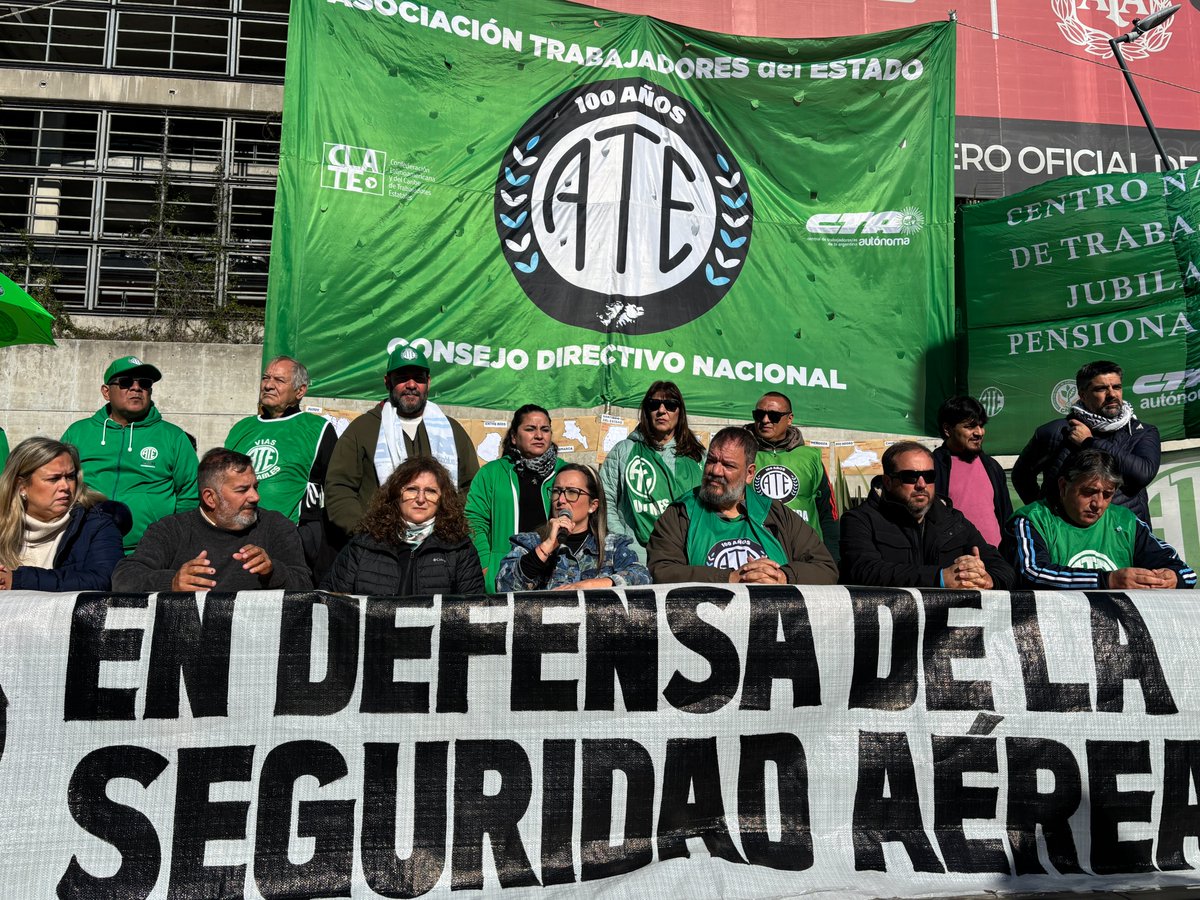 MercedesCabezas's tweet photo. JORNADA NACIONAL DE LUCHA DE #ATE 

Si el #Gobierno no cumple, vamos a profundizar las medidas de fuerza y vamos a un paro en todos los #aeropuertos del país.
La seguridad aérea está en peligro. NO SE PUEDE MIRAR PARA OTRO LADO, cuando ocurra una tragedia va a ser tarde y ahí si el #Estadoargenito va a ser responsable.
¿Qué están esperando?