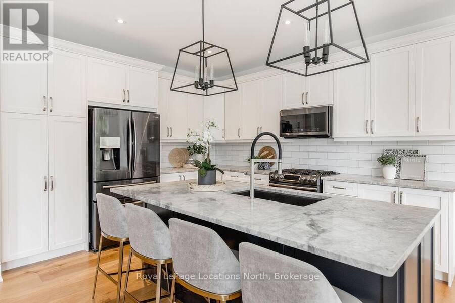 LUXRE's tweet photo. Luxury Living at its finest - Custom-built home steps to the shores of Georgian Bay and the beach.

🗝️ Royal LePage Locations North, Brokerage | $1,479,900 CAD | https://t.co/uCD2jXJA51 https://t.co/PyNu4aLFB5