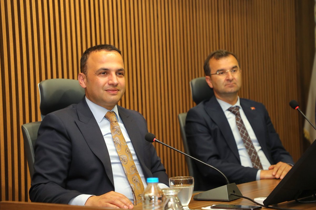 etemkibar's tweet photo. “Güçlü bir geleceğin temeli; inanan, üreten ve hedeflerine kararlılıkla yürüyen gençlerle atılır.” 🇹🇷🏅

15-21 Mayıs Gençlik Haftası kapsamında, Gençlik ve Spor İlçe Müdürümüz Halil Bekyürek, Fatsa Gençlik ve Spor Merkezi antrenörleri, Gençlik Merkezi liderleri ve yıl boyunca yapılan yarışmalarda dereceye giren sporcularımızla bir araya geldik.

Fatsa’mız; azmi, disiplini ve başarılarıyla hem ülkemizi hem de şehrimizi gururlandıran Dünya ve Türkiye Şampiyonu sporcular yetiştirmeye devam ediyor. Gençlerimizin ortaya koyduğu her başarı, geleceğe olan umutlarımızı daha da güçlendiriyor.

Göreve geldiğimiz günden bu yana gençlerimizin sportif, sosyal ve kültürel gelişimlerine katkı sunacak yatırımları hayata geçirirken; sporun birleştirici ve geliştirici gücünü her alanda desteklemeyi sürdürüyoruz.

Güç sizde, gelecek sizde gençler.