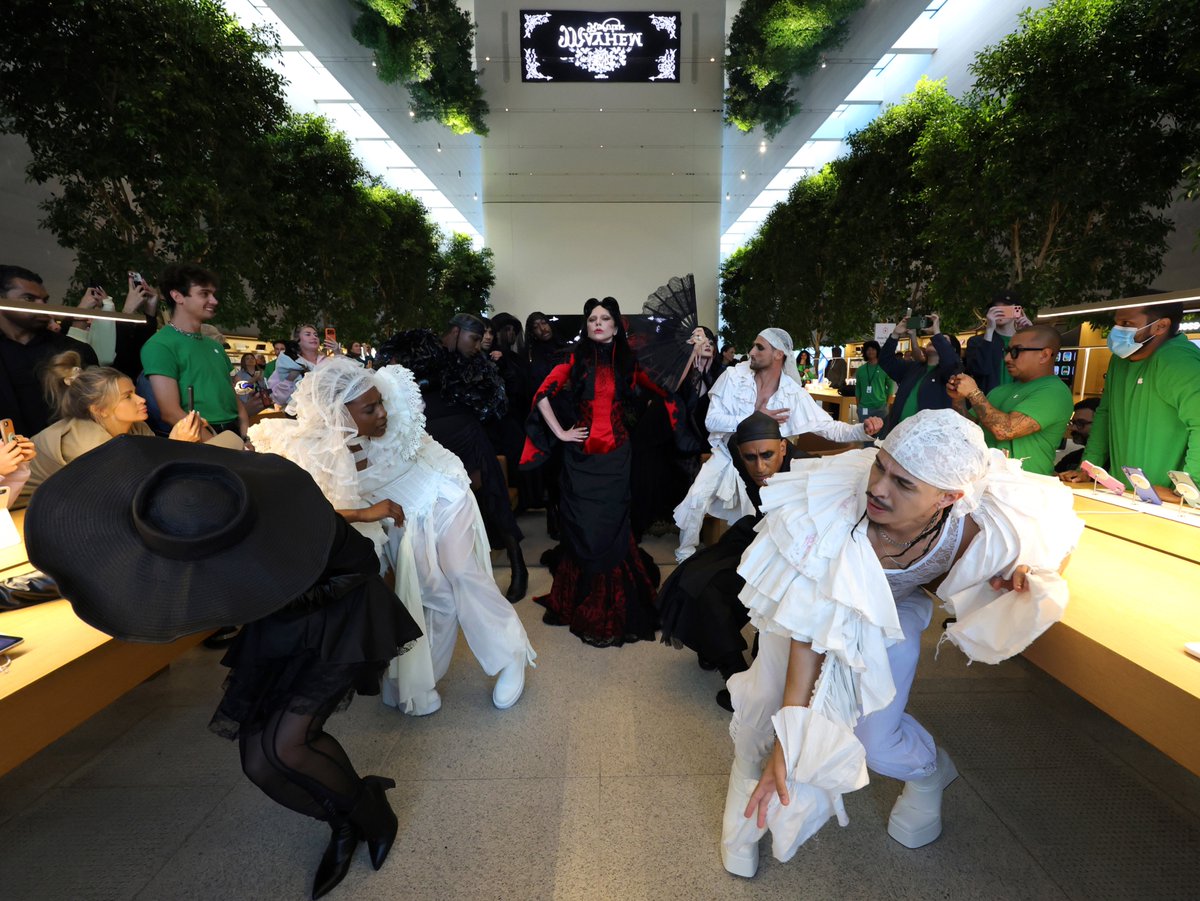 Gaga Daily tweet media