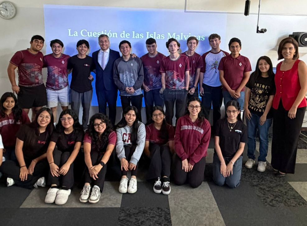 ARGenGuatemala's tweet photo. 🗣️Junto a alumnos del Colegio Americano de Guatemala (CAG) llevamos a cabo un conversatorio sobre la Cuestión de las Islas Malvinas, Georgias del Sur, Sandwich del Sur y los espacios marítimos e insulares correspondientes. 

#MalvinasArgentinas #Malvinas #CAG https://t.co/RxK143mVkf