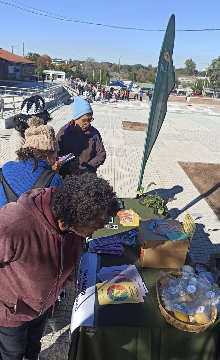 inda_uy's tweet photo. En el marco del programa Comunidad a la Plaza, desde INDA participamos de una jornada de sensibilización sobre el consumo de sal junto a usuarias y usuarios del Comedor 5 y adolescentes de UTU, en el Centro de Políticas Sociales.

Seguimos fortaleciendo el trabajo en territorio💚 https://t.co/3TrSWUcGW0