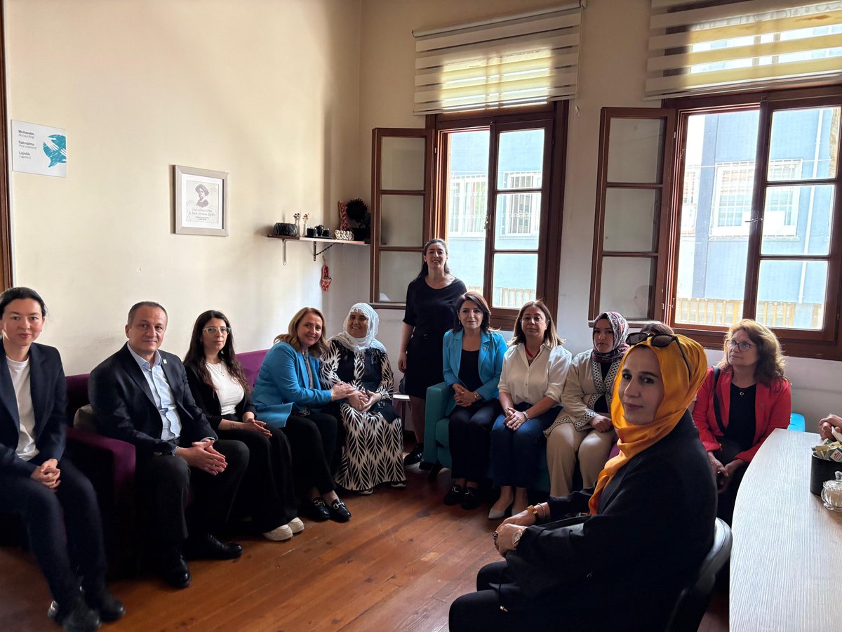 chpmersinilb's tweet photo. İl Başkanımız Koral Ömür, Ankara Milletvekilimiz Semra Dinçer, Mersin Milletvekilimiz Gülcan Kış, Akdeniz İlçe Başkanımız Semih Palamut, İl/İlçe yöneticilerimiz, Kadın Kolları Genel Başkan Yardımcımız Hatice Us, İl Kadın Kolları Başkanımız Gülşah yıldırım genç ve yol arkadaşlarımızla birlikte, Mimoza Kadın Derneği’ni ziyaret ettik. Kadın hakları, şiddetle mücadele ve toplumsal cinsiyet eşitliği üzerine verimli bir görüşme gerçekleşti.

CHP olarak; kadına yönelik şiddetin son bulduğu, İstanbul Sözleşmesi’nin yeniden yürürlüğe girdiği ve kadınların her alanda özgürce var olduğu bir Türkiye’yi kadınlarla birlikte kuracağız.