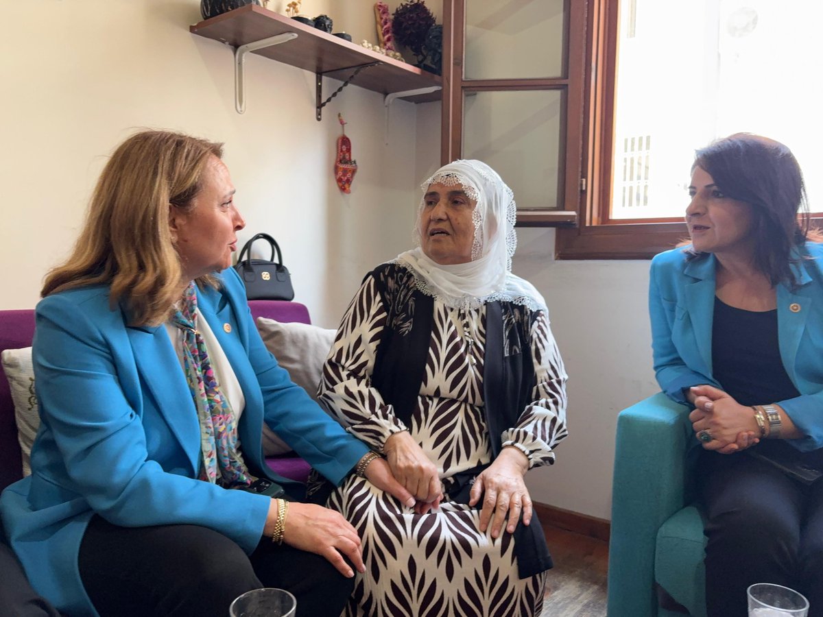 chpmersinilb's tweet photo. İl Başkanımız Koral Ömür, Ankara Milletvekilimiz Semra Dinçer, Mersin Milletvekilimiz Gülcan Kış, Akdeniz İlçe Başkanımız Semih Palamut, İl/İlçe yöneticilerimiz, Kadın Kolları Genel Başkan Yardımcımız Hatice Us, İl Kadın Kolları Başkanımız Gülşah yıldırım genç ve yol arkadaşlarımızla birlikte, Mimoza Kadın Derneği’ni ziyaret ettik. Kadın hakları, şiddetle mücadele ve toplumsal cinsiyet eşitliği üzerine verimli bir görüşme gerçekleşti.

CHP olarak; kadına yönelik şiddetin son bulduğu, İstanbul Sözleşmesi’nin yeniden yürürlüğe girdiği ve kadınların her alanda özgürce var olduğu bir Türkiye’yi kadınlarla birlikte kuracağız.