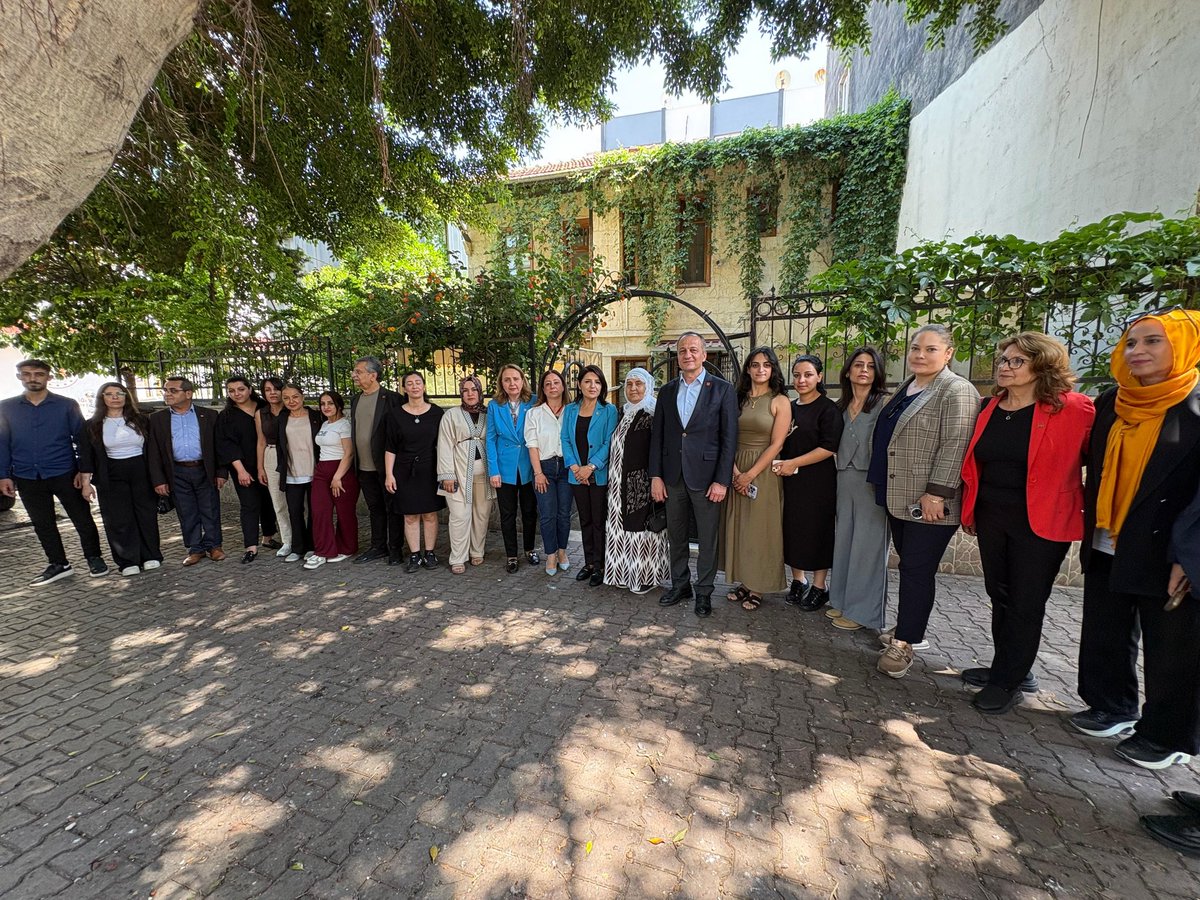 chpmersinilb's tweet photo. İl Başkanımız Koral Ömür, Ankara Milletvekilimiz Semra Dinçer, Mersin Milletvekilimiz Gülcan Kış, Akdeniz İlçe Başkanımız Semih Palamut, İl/İlçe yöneticilerimiz, Kadın Kolları Genel Başkan Yardımcımız Hatice Us, İl Kadın Kolları Başkanımız Gülşah yıldırım genç ve yol arkadaşlarımızla birlikte, Mimoza Kadın Derneği’ni ziyaret ettik. Kadın hakları, şiddetle mücadele ve toplumsal cinsiyet eşitliği üzerine verimli bir görüşme gerçekleşti.

CHP olarak; kadına yönelik şiddetin son bulduğu, İstanbul Sözleşmesi’nin yeniden yürürlüğe girdiği ve kadınların her alanda özgürce var olduğu bir Türkiye’yi kadınlarla birlikte kuracağız.