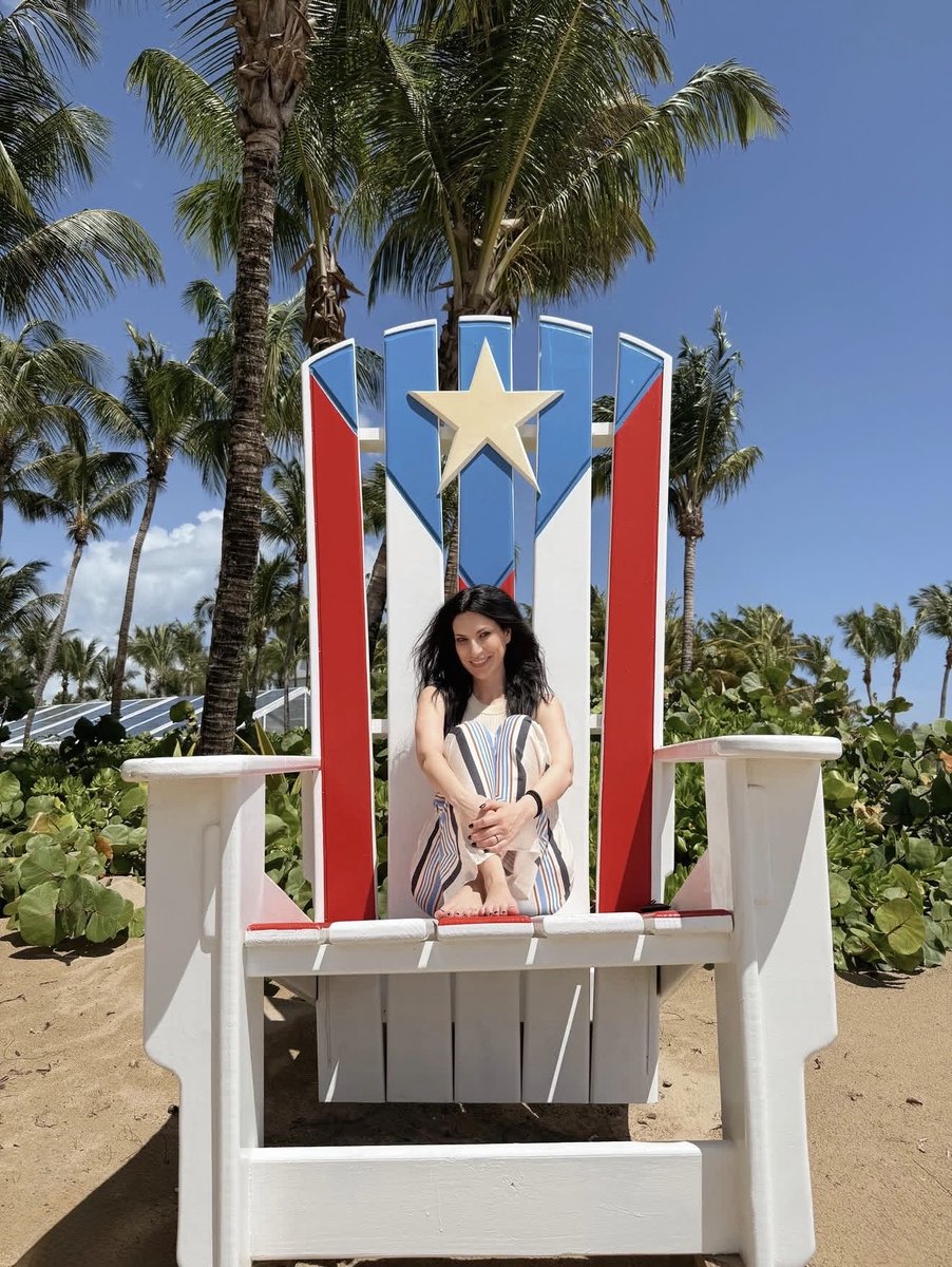 LauraPausini's tweet photo. 18. SAN JUAN 🇵🇷
¡A Fuego, Puerto Rico!
Impresionante el amor entre nosotros 🔥
Gracias, “Corazón de batata mameya”. Siempre te cantaré con pasión, respeto y admiración. ¡Y gracias también por la piña colada! 😜
Espero regresar muy, muy pronto ❤️
¡Coquí, coquí! 🐸

Próximo concierto: mañana (¡mi cumpleaños!) en Miami, con mi súper invitada @Camila_Cabello 🥰