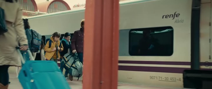 Unoscuantostre1's tweet photo. Algunas capturas ferroviarias de la película "A todo tren. Destino Asturias". #tren #Renfe #película #Atodotren https://t.co/zdf0mwddUK