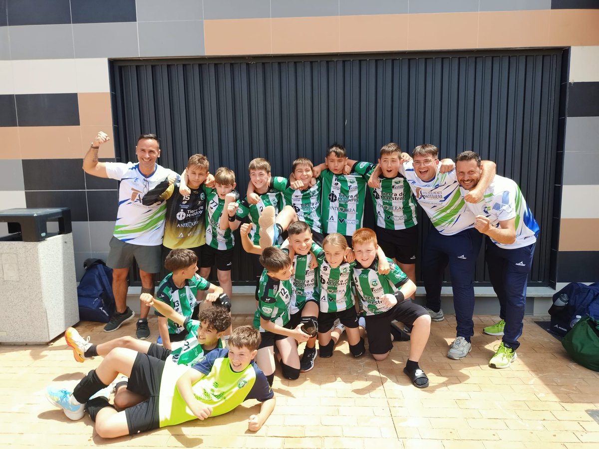 BaseBMLosDolmen's tweet photo. 🤾🏻♂️✌🏼 Nuestros pequeños campeones!!!
Superados los #CuartosdeFinal del #CADEBA26 #AlevínMasculino
Enhorabuena chicos!! 💚
#vamosdólmenes
#somosdebalonmano
@ATQDeporte
@TierraMaestros
@FABM_Malaga
@FAndaluzaBM https://t.co/UnPYOp2GKl