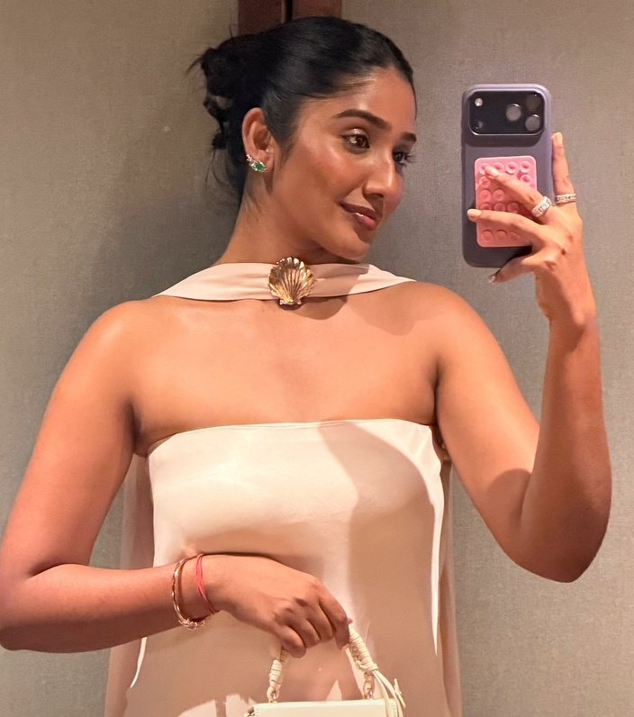 Leviathn01's tweet photo. ayyo deepika 🥵 anthe rendu kaiyum thukitu oru still eduthurkalamedi 🥵
nalla palapalanu shining ah erukiyedi deepikaaa🥵 kaiya thuki akkula taste pananum🤤 https://t.co/98s1M7wh0I