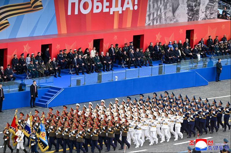 ColombiaKFA's tweet photo. Una columna del Ejército Popular de Corea participó el 9 de mayo en el desfile militar de la Plaza Roja de Moscú, por invitación de Rusia.

#RPDC #Rusia #9DeMayo https://t.co/Fa6Uef80hC
