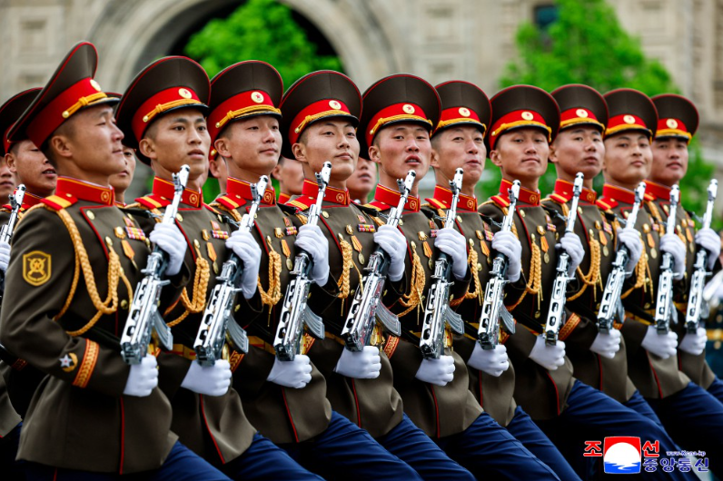ColombiaKFA's tweet photo. Una columna del Ejército Popular de Corea participó el 9 de mayo en el desfile militar de la Plaza Roja de Moscú, por invitación de Rusia.

#RPDC #Rusia #9DeMayo https://t.co/Fa6Uef80hC