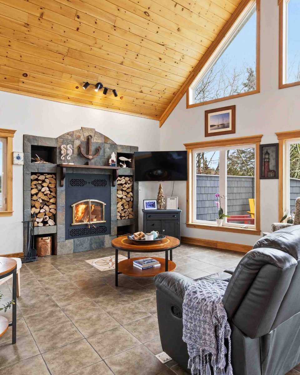 cbmaritime's tweet photo. Just Listed on Hubbards Bay! Welcome to 11 Yacht Club Road - a beautifully upgraded waterfront retreat offering panoramic ocean views, exceptional entertaining spaces, and the ultimate coastal Nova Scotia lifestyle.

For more information call Chris Perkins.
📞 902.210.1223 https://t.co/3UrDySHrM6