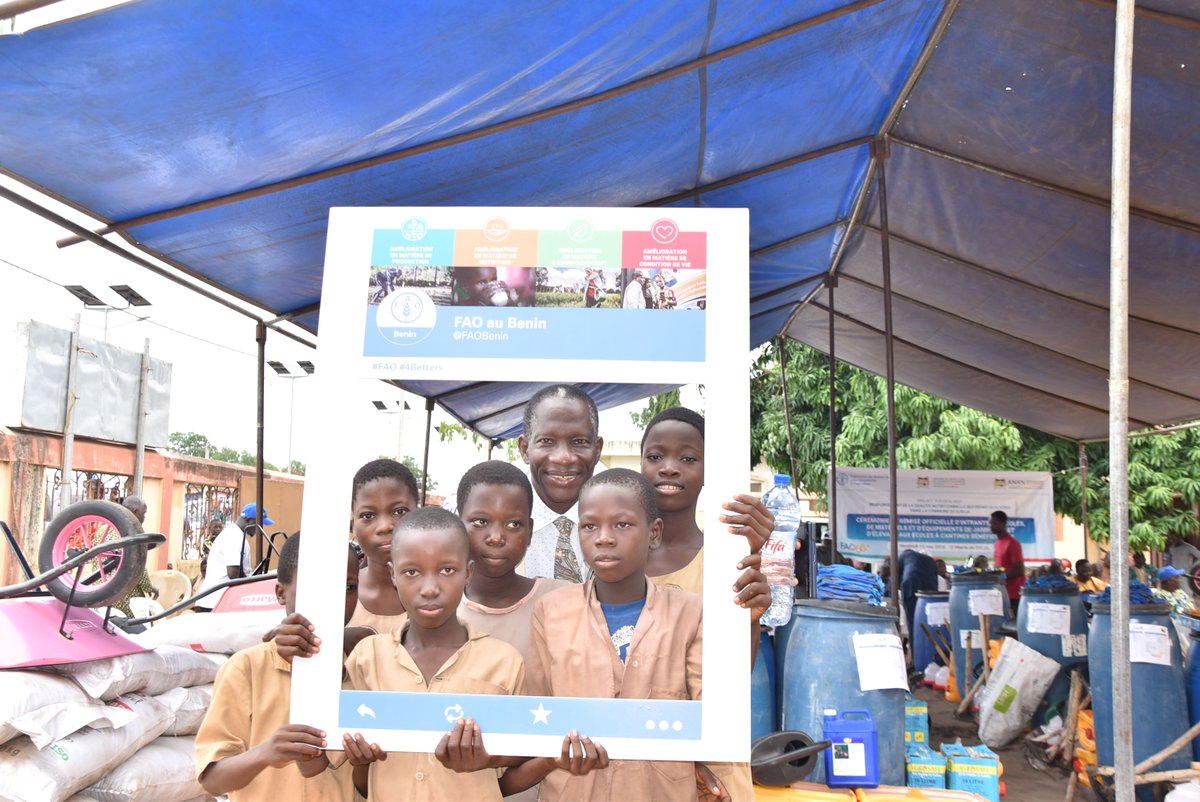FAOBenin's tweet photo. 🥦🍅🥕Amélioration de la qualité nutritionnelle des repas scolaires
À l'initiative de l'@AnanBenin , la FAO dote 10 écoles d’intrants agricoles et d’équipements de jardinage et d’élevage dans la commune de Djidja. Un geste concret pour des enfants bien nourris
#CantinesScolaires https://t.co/y2RRzM6YTf
