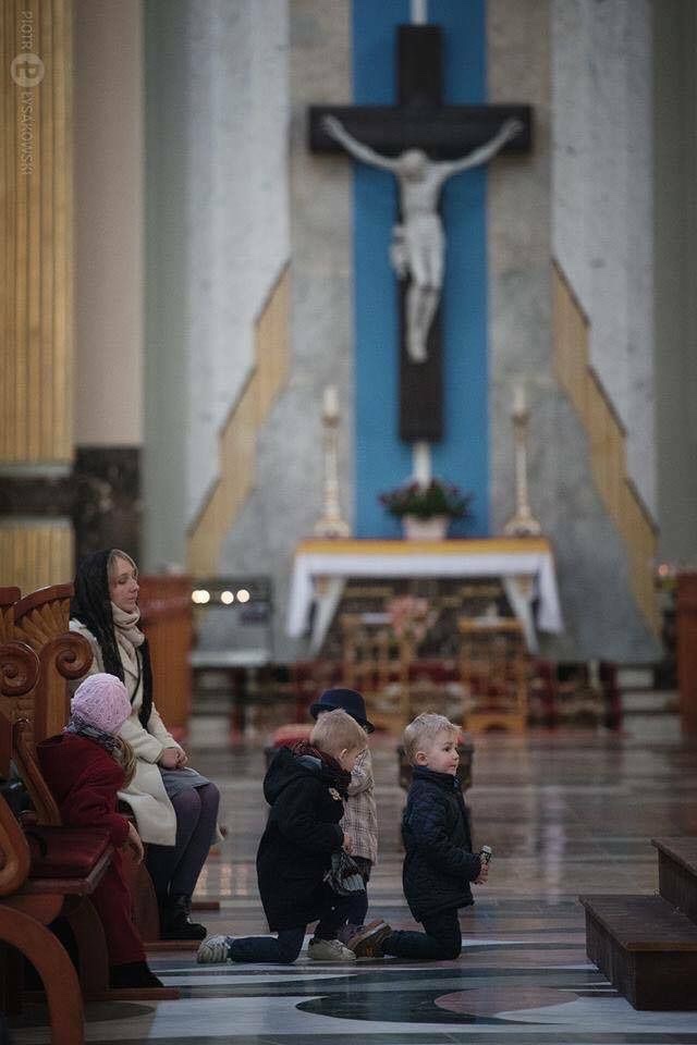 BillArnoldTeach's tweet photo. A Church with kneeling children still has a future. https://t.co/4kCWpPlQVy