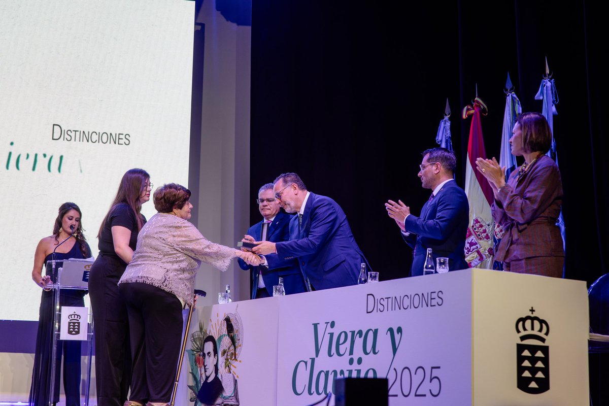 EducacionGobC's tweet photo. 🔵 La Consejería de Educación, Formación Profesional, Actividad Física y Deportes del Gobierno de Canarias entregó en Los Realejos sus premios Viera y Clavijo en una ceremonia presidida por Poli Suárez

🎙 "Lo mejor de nuestro sistema"

📎 https://t.co/FaKHsPYxFC https://t.co/GAVJZEN9w0