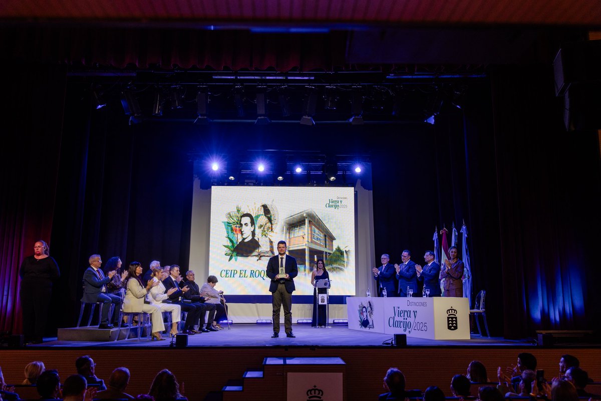 EducacionGobC's tweet photo. 🔵 La Consejería de Educación, Formación Profesional, Actividad Física y Deportes del Gobierno de Canarias entregó en Los Realejos sus premios Viera y Clavijo en una ceremonia presidida por Poli Suárez

🎙 "Lo mejor de nuestro sistema"

📎 https://t.co/FaKHsPYxFC https://t.co/GAVJZEN9w0