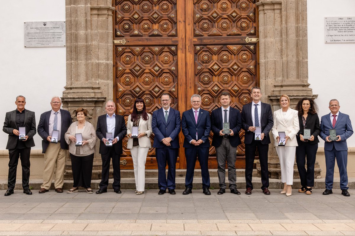 EducacionGobC's tweet photo. 🔵 La Consejería de Educación, Formación Profesional, Actividad Física y Deportes del Gobierno de Canarias entregó en Los Realejos sus premios Viera y Clavijo en una ceremonia presidida por Poli Suárez

🎙 "Lo mejor de nuestro sistema"

📎 https://t.co/FaKHsPYxFC https://t.co/GAVJZEN9w0