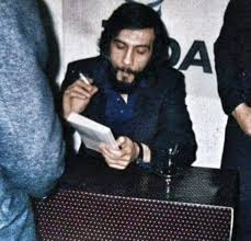 caapanzade's tweet photo. Türkiye'de İslamcılık tartışılırken nedense hiç Mirzabeyoğlu'nun ismi geçmez. Herkes bu adam yokmuş gibi davranır. Necip Fazıl'ı herkes bilirken en önemli öğrencisini kimse bilmez . "Yerli İslamcılık" gündem olur ancak İslamcılığın son nesildeki en büyük isimlerinden biri olduğu halde hiç yaşamamış gibi muamele görür.

Çünkü Mirzabeyoğlu rejimle yanyana zikredilebilecek, asimile edilebilecek biri değil. Necip Fazıl gibi edebiyatçı denip fikri kimliği örtülecek bir kişi de değil.

Batıl sistem içindeki virüs.