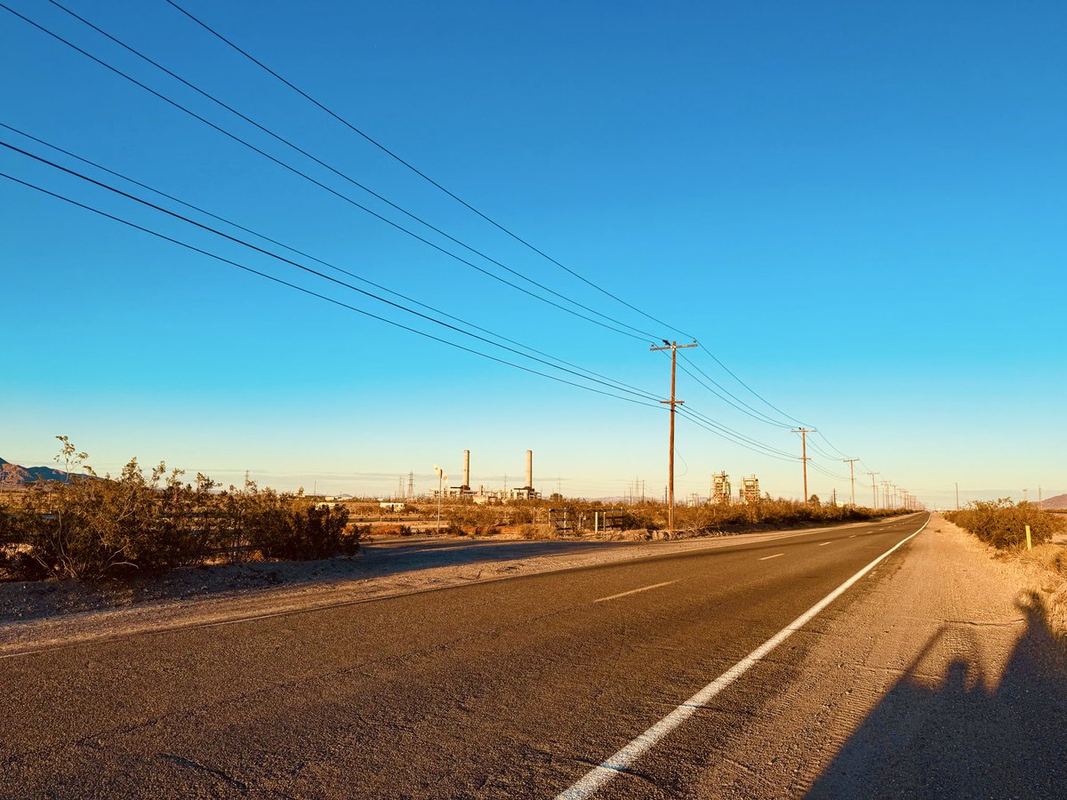 WaywardBun's tweet photo. I drove through the really empty part of California. It’s crazy how far flung things get the more west you go …

#travelphotography #roadtrip https://t.co/Fq7WydqB62