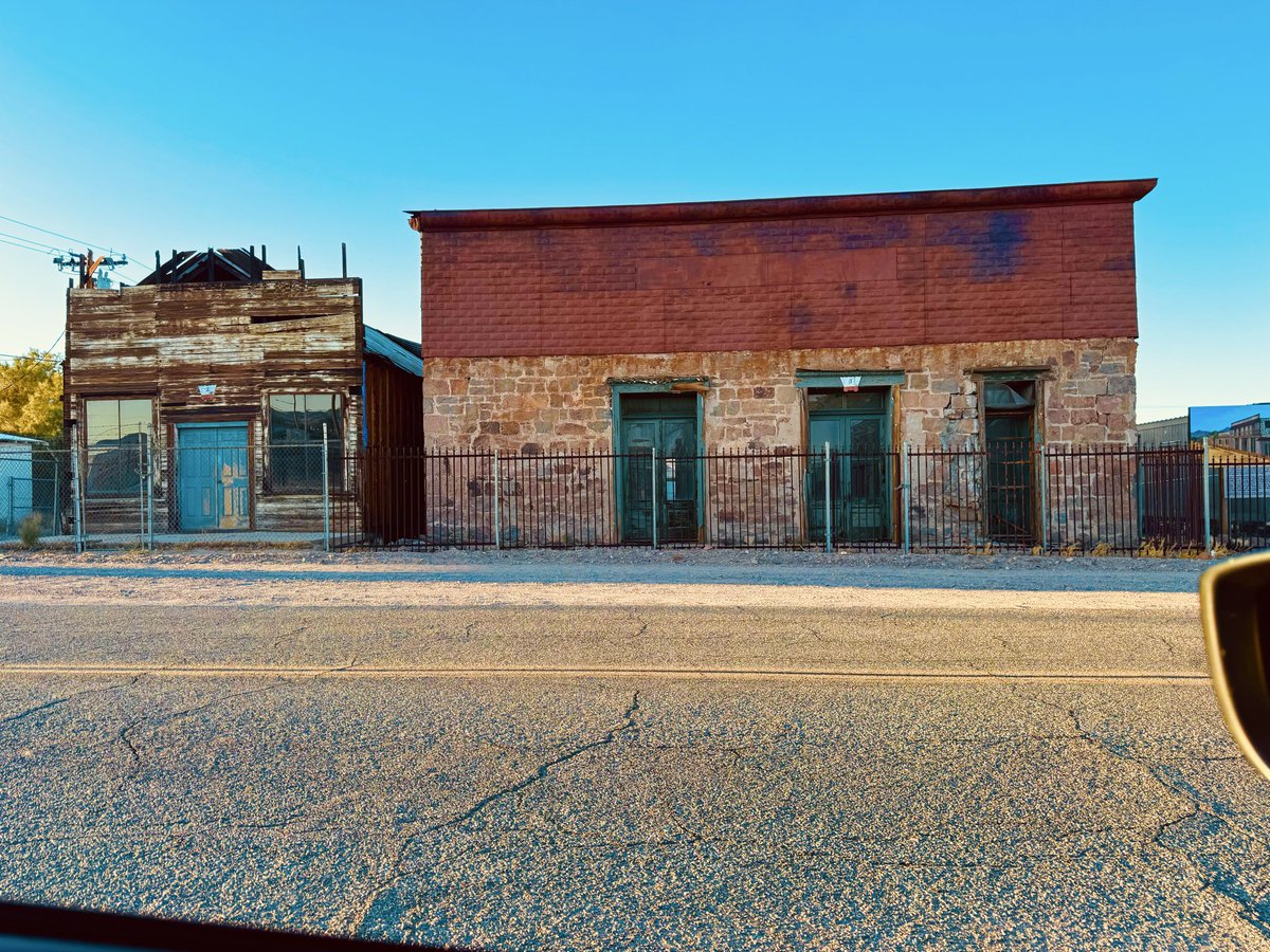 WaywardBun's tweet photo. I drove through the really empty part of California. It’s crazy how far flung things get the more west you go …

#travelphotography #roadtrip https://t.co/Fq7WydqB62