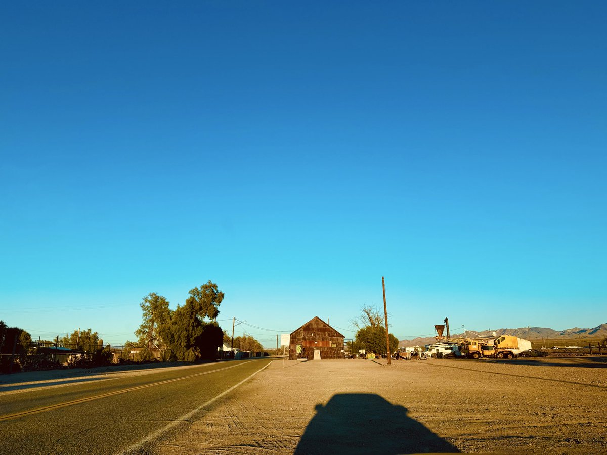 WaywardBun's tweet photo. I drove through the really empty part of California. It’s crazy how far flung things get the more west you go …

#travelphotography #roadtrip https://t.co/Fq7WydqB62