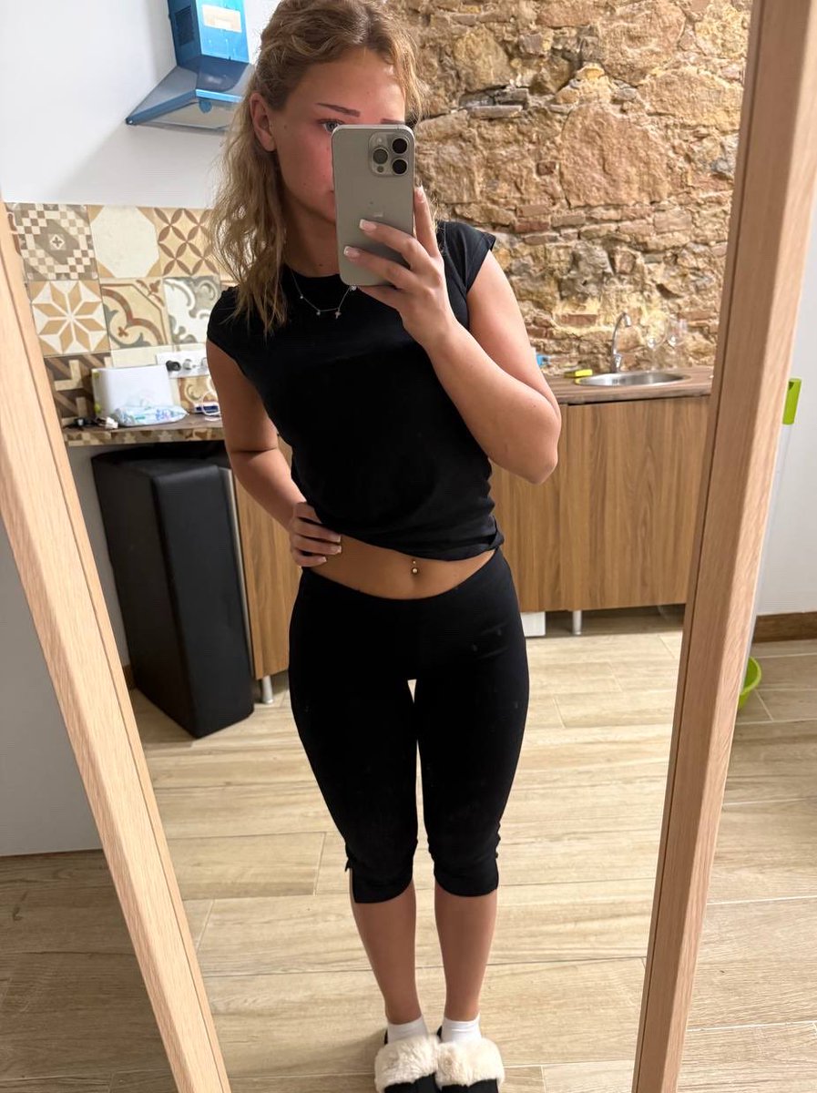 Anna_trapstar1's tweet photo. With or without clothes?🤫😅 https://t.co/j4qTat8vqW