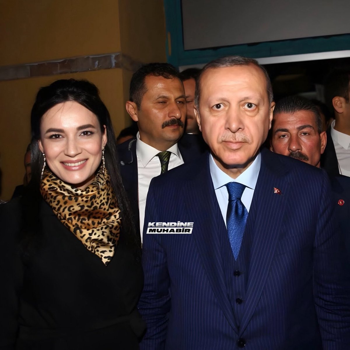KendineMuhabir's tweet photo. AKP Aydın Milletvekili Seda Sarıbaş'ın 12. sınıfta okuyan oğlunun okula silahla geldiği, silahı okul arkadaşlarına doğrultarak fotoğraf çektirdiği iddia edildi.

Bu iddiayı haberleştiren yerel gazeteci Yelis Ayaz hakkında halkı yanıltıcı bilgiyi yaymak suçlamasıyla soruşturma açıldı.

Ancak 4 öğrencinin durumu CİMER'e şikayet ettikleri ortaya çıktı ve CİMER şikayetleri savcılık dosyasına sunuldu.

(Aydınpost)