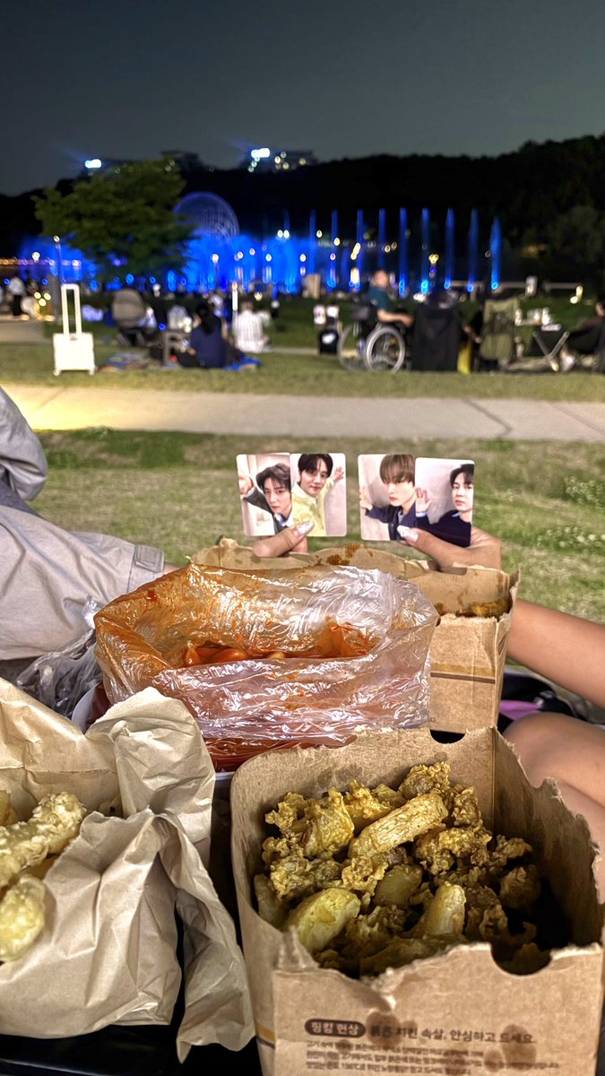 PRIN_S2_CESS's tweet photo. 밤크닉절겁다...✌🏻
드라이브 시켜주고 밥사주는 여자랑 친구라서 넘 행복하다
#두니미담 https://t.co/9WqcynvZ0I