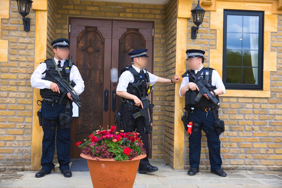 gen440104's tweet photo. ロンドン警視庁の施設警備
Diplomatic Protection Group
現在は組織改変と時代の変化で
ほとんど見かけなくなった
白シャツネクタイ＆制帽　武装警官
このスタイルがイイですね

※貸切イベントにて特別な許可を得て撮影しています

撮影:@Sorauta_052 さん

#ローザンベリー多和田
#麗yers
#reiyers https://t.co/pzV6zmMHyW
