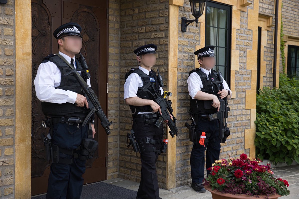 gen440104's tweet photo. ロンドン警視庁の施設警備
Diplomatic Protection Group
現在は組織改変と時代の変化で
ほとんど見かけなくなった
白シャツネクタイ＆制帽　武装警官
このスタイルがイイですね

※貸切イベントにて特別な許可を得て撮影しています

撮影:@Sorauta_052 さん

#ローザンベリー多和田
#麗yers
#reiyers https://t.co/pzV6zmMHyW