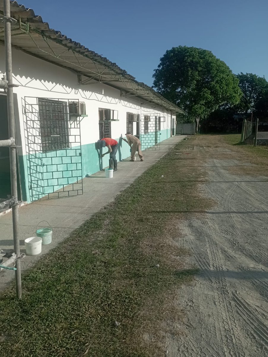 empetcupet's tweet photo. Continúan en la División Nuevitas las labores de acondicionamiento y remodelación de nuestro servidor para recibir los equipos y baterías del montaje de los paneles solares. Seguimos camino a las energías renovables. #Cuba #PetrolerosPorCuba #LaEmpetVaPorMas https://t.co/y9BlKmLNYs