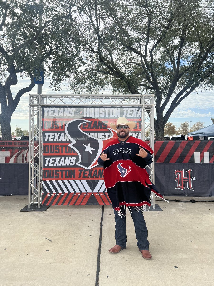 _JohnnyAndrade's tweet photo. @HoustonTexans Send me to London so I can see my Texans beat the Jags I will be repping for us! https://t.co/WTXvFlU0QC