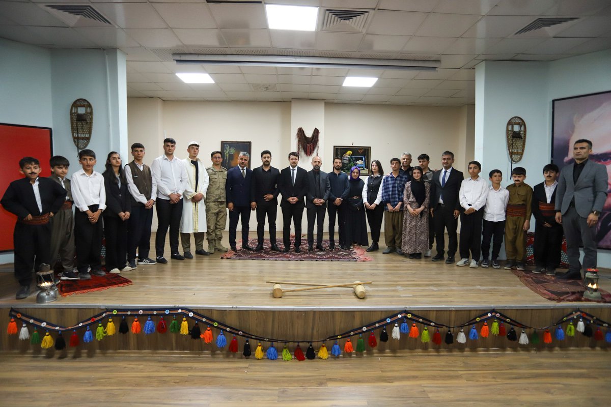 CukurcaKaymakam's tweet photo. 📌Kaymakamımız Sayın Emre CEBECİ ve Belediye Başkanı Nazmi DEMİR’in katılımlarıyla; öğretmenlerimizin emeği, öğrencilerimizin heyecanı ve kültürümüzün kıymetli mirası aynı sahnede buluştu.

Öğretmenlerimiz İbrahim KALKAN ve Esra Nur TÜZMEN rehberliğinde öğrencilerimiz tarafından hazırlanan “Zamanın Bir Ömür, İlim: Ahmed-i Hanî” programı, yoğun ilgi ve katılımla gerçekleştirildi.

Çukurca Emir Şaban İmam Hatip Ortaokulu ile Şehit Jandarma Üsteğmen Adnan Bahat Çok Programlı Anadolu Lisesi öğrencilerimizin ortak çalışmasıyla hazırlanan program; duygu dolu anlara ve anlamlı sunumlara sahne oldu.

Programa ilçe protokolü, kurum amirleri, öğretmenler, veliler ve çok sayıda davetli katıldı.