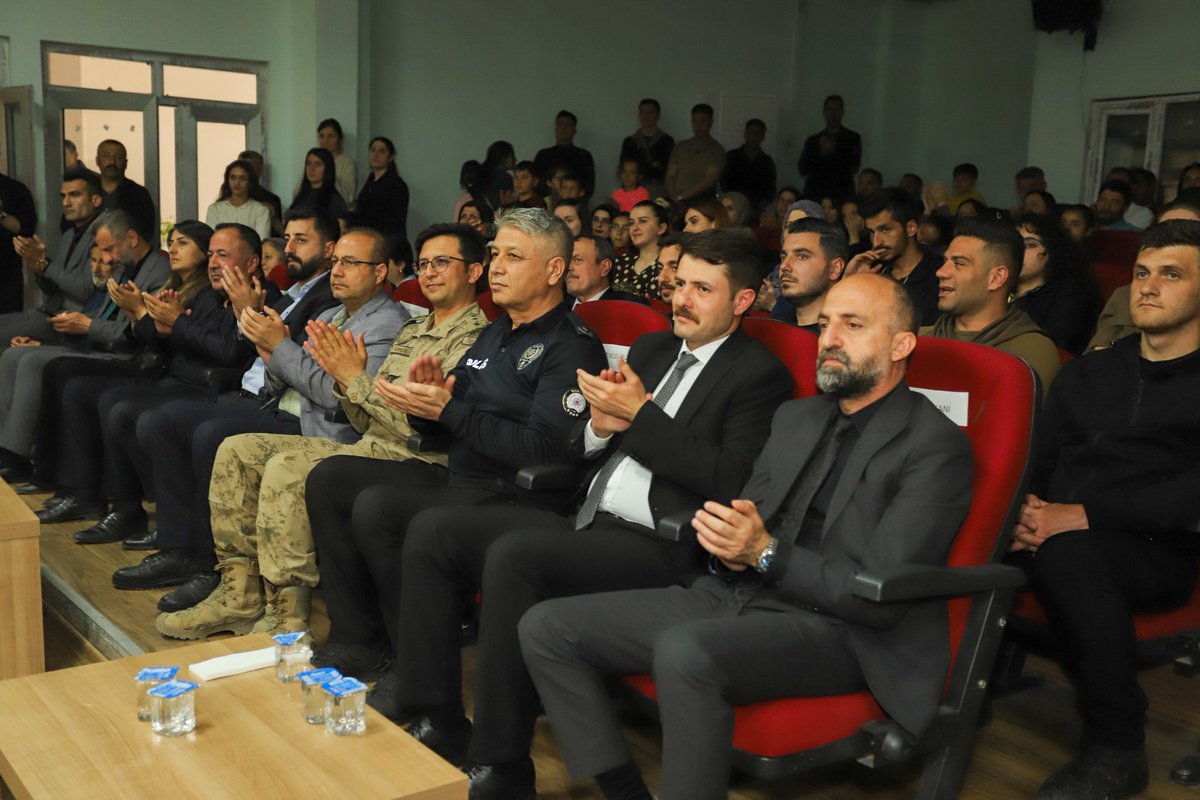 CukurcaKaymakam's tweet photo. 📌Kaymakamımız Sayın Emre CEBECİ ve Belediye Başkanı Nazmi DEMİR’in katılımlarıyla; öğretmenlerimizin emeği, öğrencilerimizin heyecanı ve kültürümüzün kıymetli mirası aynı sahnede buluştu.

Öğretmenlerimiz İbrahim KALKAN ve Esra Nur TÜZMEN rehberliğinde öğrencilerimiz tarafından hazırlanan “Zamanın Bir Ömür, İlim: Ahmed-i Hanî” programı, yoğun ilgi ve katılımla gerçekleştirildi.

Çukurca Emir Şaban İmam Hatip Ortaokulu ile Şehit Jandarma Üsteğmen Adnan Bahat Çok Programlı Anadolu Lisesi öğrencilerimizin ortak çalışmasıyla hazırlanan program; duygu dolu anlara ve anlamlı sunumlara sahne oldu.

Programa ilçe protokolü, kurum amirleri, öğretmenler, veliler ve çok sayıda davetli katıldı.