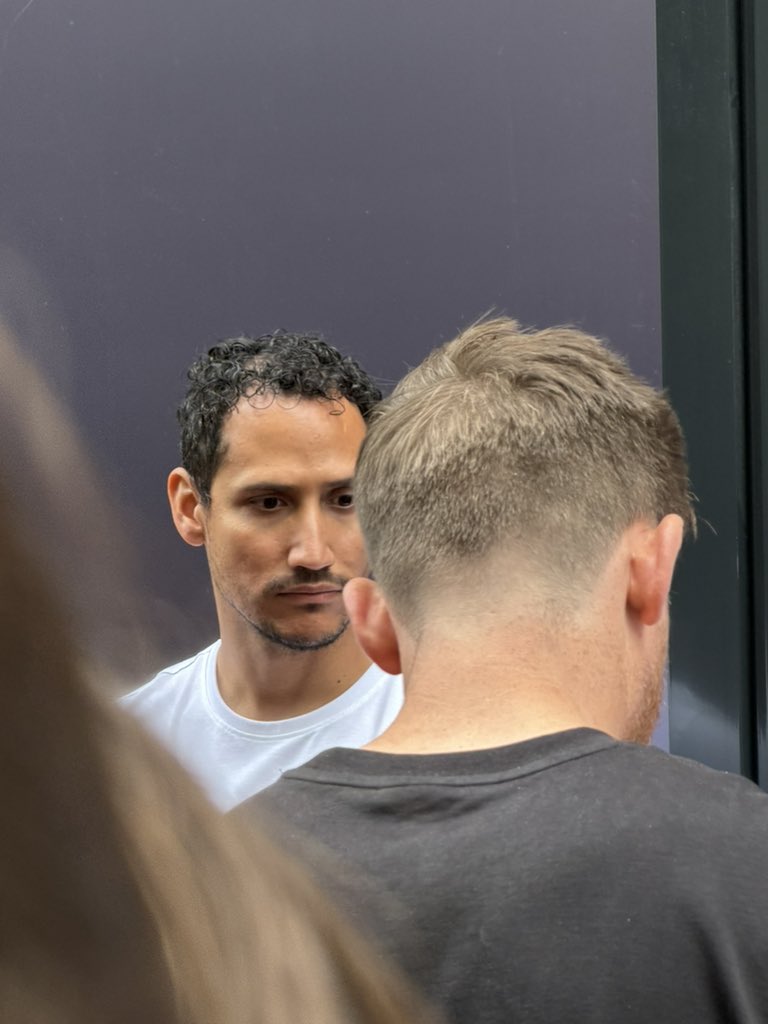 Maddy_bg's tweet photo. @Pleasing why is your employee aggressively screaming at people in the Amsterdam queue. Asking people what country they’re from and yelling at us for “not listening” when confronted about his behaviour after a couple people stood behind the barriers is uncalled for. https://t.co/4uI1UYtt0F