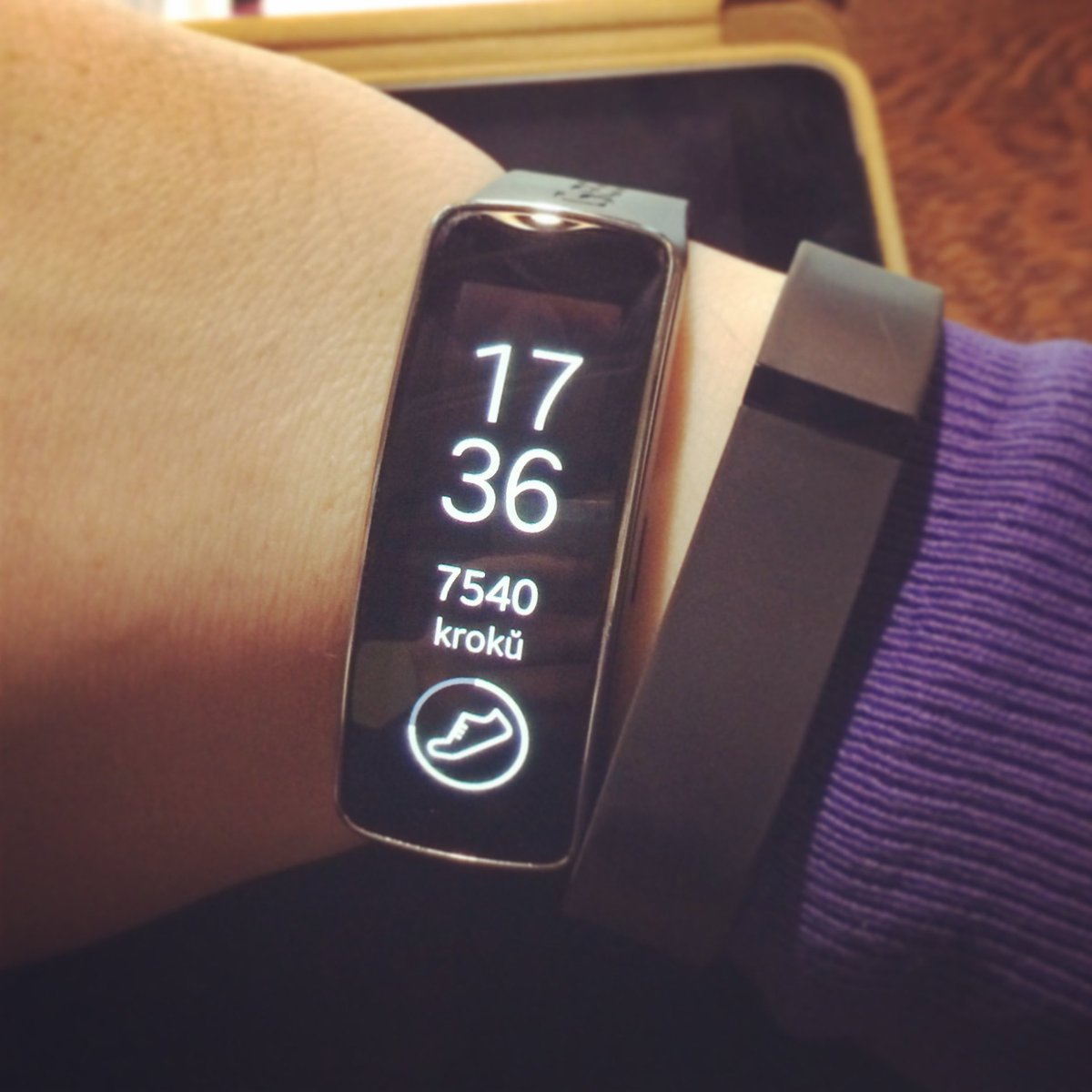Deawo's tweet photo. Objednal jsem si Fitbit Air, zajímavé jak jsme ušly pěkné kolečko. V roce 2012 jsem měl Jawbone UP, který se synchronizoval přes 3,5mm jack. Na fotografiích dávám další náramky, které jsem nosil. Nejvíce mi seděl ve své době asi Fitbit Flex, co vám? Na jaké chytré náramky vzpomínáte?