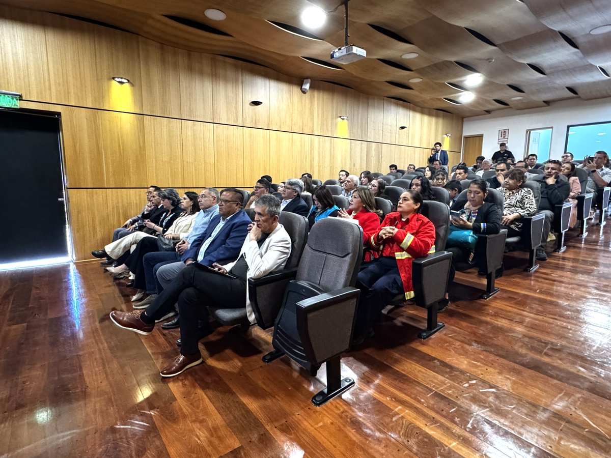 EMUVI_EP's tweet photo. ¡Seguimos trabajando con transparencia y compromiso por Cuenca!🏠

✅Entrega de viviendas a familias cuencanas.
👷‍♂️Avances para el proyecto Río Amarillo.
📝 Gestión de predios en San Miguel de Putushí.
👩‍💼51 procesos de contratación pública.

#AmorPorCuenca.❤💛

@czamoramatute https://t.co/CAioiUVMY4
