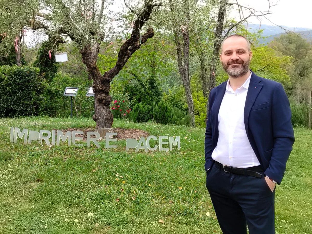 Mitch1978Ar's tweet photo. "Imprimere pacem", oggi più che mai.

Noi lo faremo attraverso l'istituzione della delega alla Pace ad un assessore. 

Ricordo che Arezzo fa parte di Mayor For Peace, l'associazione fondata dal sindaco di Hiroshima a cui Arezzo ha aderito nel 2011.

Rondine, 15 maggio 2026. https://t.co/6cznbkdHEc