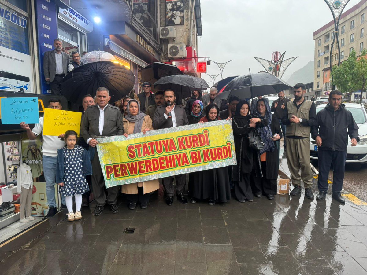 tekin_agit's tweet photo. Ziman; bîr, çand û nirxên bingehîn ên jiyana hevpar a gelan in.Zimanê dayikê, nîşana herî xurt a nasnameya gelan e.Ji ber vê yekê, azadiya ziman ne tenê mafekî çandî ye, di heman demê de bingeha jiyaneke wekhev, demokratîk û mafê beşdariya siyasî ye.15ê Gulanê Cejna ziman prz be https://t.co/ND5U5QYwWn