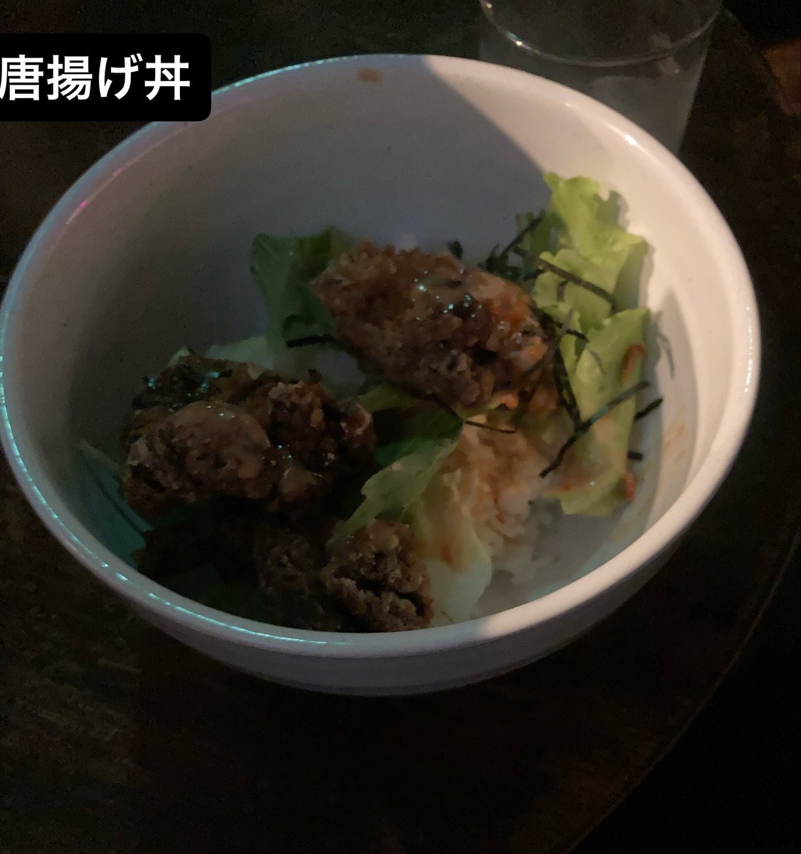 UMA07060022's tweet photo. Hoteyesご飯！
🍽唐揚げ丼
撮る前に1個食べちゃった！身も衣も美味しい！衣カリカリ！ソースと食べるとすごく美味しい！フードとドリンク全てそうですが毎回食べたいと思います！

🍽チキン南蛮丼
唐揚げ丼とはまた違ったカリカリ！タルタルとごまドレッシング？みたいなソースすごい美味しかった！ https://t.co/4T4DKBqLZv