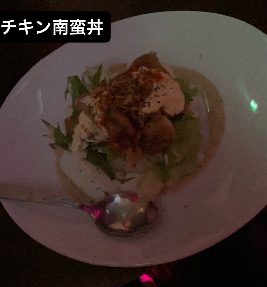 UMA07060022's tweet photo. Hoteyesご飯！
🍽唐揚げ丼
撮る前に1個食べちゃった！身も衣も美味しい！衣カリカリ！ソースと食べるとすごく美味しい！フードとドリンク全てそうですが毎回食べたいと思います！

🍽チキン南蛮丼
唐揚げ丼とはまた違ったカリカリ！タルタルとごまドレッシング？みたいなソースすごい美味しかった！ https://t.co/4T4DKBqLZv