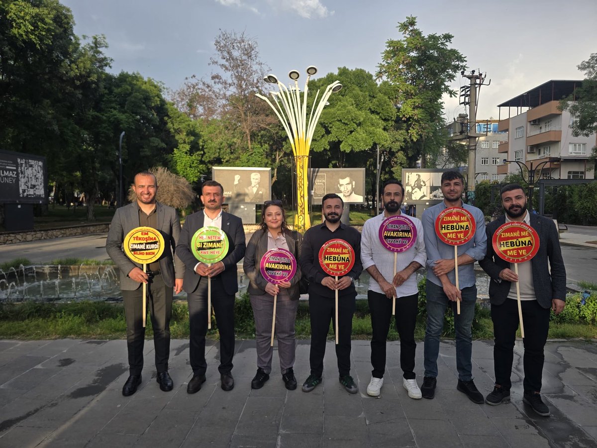 ohdbatman's tweet photo. 15ê Gulanê Cejna Zimanê Kurdî Pîroz Be!

Yek ji çalakiyên Cejna Zimanê Kurdî daxuyaniya çapemeniyê li Qada Yılmaz Güney, hat xwendin. Ji bo daxwaza statuya Kurdî em jî tevlî daxuyaniyê bûn. 

Ziman hebûn e, hebûna xwe bi parêze!

#15gulanêcejnazimanêkurdî
#CejnaZimanêKurdîPîrozBe 
#zimanêkurdî