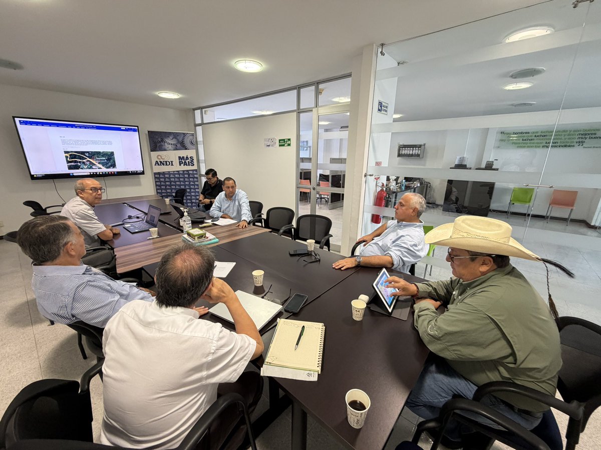 miltonvcarreno's tweet photo. La #VíaOrinoquía sigue enfrentando enormes retos en materia de conectividad, estabilidad y atención de puntos críticos.

Me reuní con la Veeduría Ciudadana Vial del Meta y la @ANDI_Colombia 
Seccional Llanos para revisar el estado actual del corredor y los retos que siguen pendientes.

Abro hilo 🧵