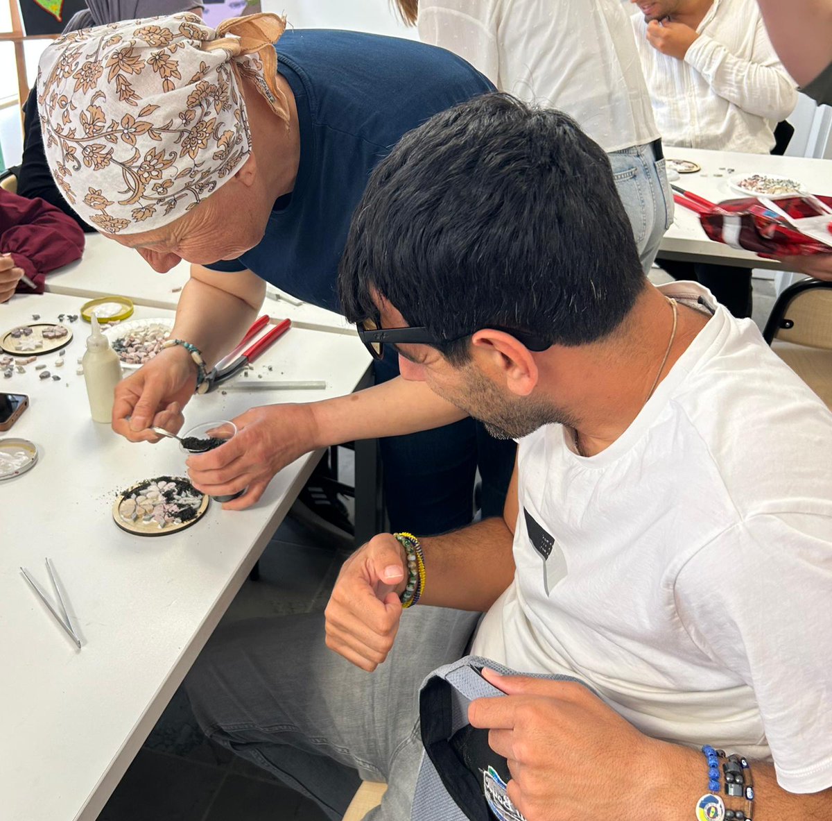 AkademiHatay's tweet photo. Birleşmiş Milletler Kalkınma Programı (UNDP) ve Trendyol ortaklığında HBB Akademi Hatay iş birliği ile  yürütülen Yarının Köyleri Projesi kapsamında engelli bireyler ve engelli yakınlarına yönelik "Dijital Okur Yazarlık Eğitimi ve Mozaik Atölyesi" gerçekleştirildi. +++++ https://t.co/x5SWjsUl69