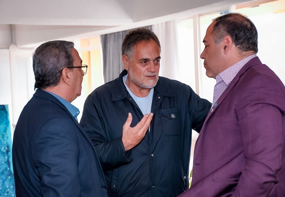ArielPuy's tweet photo. Recibí la visita del presidente del bloque Justicialista, diputado @CristianEdPerez, y el vicepresidente primero de la Cámara, diputado @ClaudioRuizCH, con el propósito de analizar la actualidad política y las consecuencias de las medidas nacionales que impactan en la calidad de vida de los riojanos. Este intercambio de ideas nos prepara para los desafíos que tenemos por delante.
Nos une la convicción de seguir trabajando con responsabilidad, diálogo, unidad y compromiso por el bienestar de todos los riojanos.